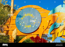 France, Paris, le poisson lune, nouvelle terrasse éphémère dans  l'avant-cour du Palais de la Porte Dorée Photo Stock - Alamy