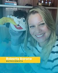 Conheça a Dra. Roberta Barone ❤️ CRN 5 3562 🍇 Doutoranda em Alimentos,  Nutrição e Saúde pela Escola de Nutrição da Universidade Federal da Bahia  (UFBA). 🍈 Mestre em Medicina e Saúde