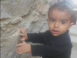 هذا الطفل عبدالمجيد.. ولد الشهيدة الأصبحي.. أحرموه المشرفين الحوثيين في  البيضاء من والدته في أول أيام شهر رمضان. #قاتلهم_الله_وانتقم_منهم