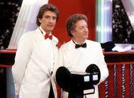 The program is directed and produced by antonio ricci and is hosted by two major comedians. Tkmquvexskpgim