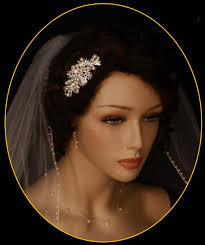 Noelle & Ava Attractive comb with rhinestone and pearls. Gold