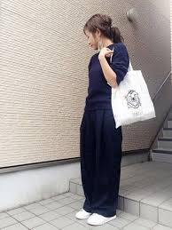 秋冬もやっぱり ネイビー ニットにコートにワンピース ネイビーのおしゃれなコーディネート集 キナリノ ネイビーワンピース ネイビーパンツ ファッション