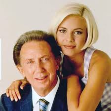 Antonella elia was born on november 1, 1963 and is 57 years old now. Antonella Elia Mora E Irriconoscibile Ecco Le Sue Foto Da Giovane Capellistyle Acconciatura Corta Capelli Naturali Foto