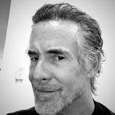 What are the good and bad neighborhoods in La Paz, and what are the pros  and cons of living there?