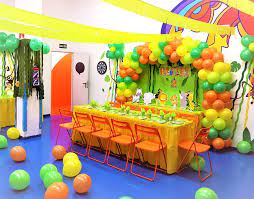 Si quieres pasar una velada divertida con tus amigos o con tu familia, a continuación te proponemos una selección de juegos para adultos y fiestas. Alquilar Salas De Cumpleanos Servicios Extras Hanky Planet