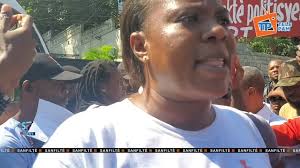 Plizyè anplwaye ONA ak OFATMA te al plante pikèt yo devan vila dakèy ak  primati, maten madi 11 mas 2025 lan. Nan lide pou mande yon pibon kondisyon  travay ak ak bon jan salè. #news #nouvelle ...