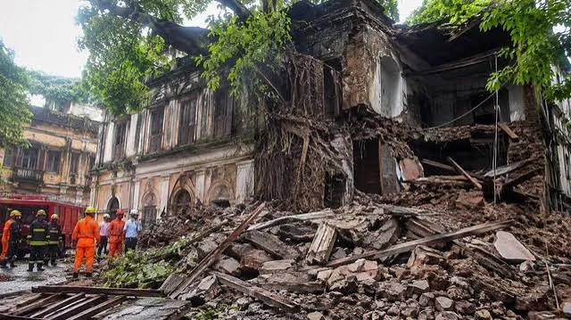 Kolkata house collapse: জন্মাষ্টমীর দুপুরে কলকাতায় বড়সড় বিপত্তি! হুড়মুড়িয়ে ভেঙে পড়ল পুরনো বাড়ির একাংশ