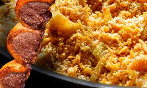 Farofa na tigela com carne assada