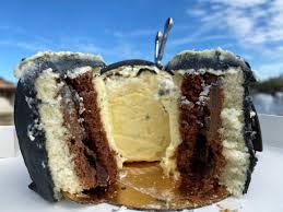 Review Limited Time 50 S And 60 S Marvel Wandavision Petite Tv Cake At Amorette S Patisserie In Disney Springs Wdw News Today