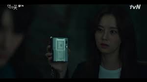 A man hides his cruel past and changes his identity while his detective wife tracks down his past. Sinopsis K Drama Flower Of Evil Episode 7 Part 4 Share About Drama