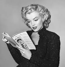 Marilyn Monroe Reading A Magazine On The Set Of Gentlemen Prefer Blondes 1953 Marilyn Marilyn Monroe Photos Marilyn Monroe