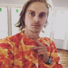 For anyone curious, the vine comedian Dan was talking about at the  beginning of today's Sonic Forces episode is named Evan Breen. He is legit  one of my favourite "unofficial" comedians. :