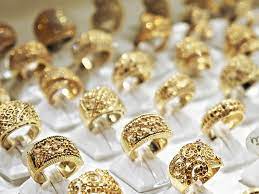 A beautiful modern 18kt yellow gold ring that features 6 round faceted cut deep intense pinkish red rubies, est. Here S Why Yellow Gold Jewelry Is Making A Comeback