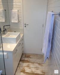 Banheiro Com Piso Porcelanato Que Imita Madeira De Demolicao Simplesmente Um Luxo Revestimento Banheiro Banheiros Modernos Banheiro