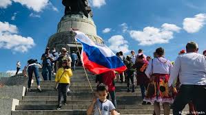 Отправляйте красивые анимационные картинки с днем победы 2020 онлайн и по электронной почте. Kak V Treptov Parke Vstrechali 9 Maya Analiz Sobytij V Politicheskoj Zhizni I Obshestve Germanii Dw 09 05 2020