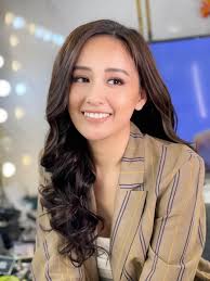 Mâu Thủy hờ hững vòng một táo bạo, Á hậu Thụy Vân hóa nữ tổng tài quyền lực 