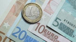Euro, bölgenin dalgalanan döviz kurlarını ve döviz maliyetlerini ortadan kaldıran tek bir para birimi kullanarak çalışabileceği anlamına gelir. The Euro Debuts History