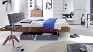Das bett romina wurde aus massiver fichte gefertigt und eichefarbig lasiert. Schwebebett Factory Akazie Massivholzbett Von Hasena