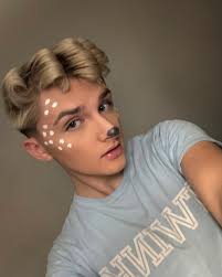 i heavily enjoyed october (also expect me to turn into a Glinda  impersonator once Wicked drops)