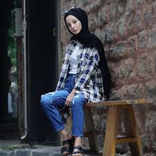 Koyu Mavi Pecli Mom Jean 25 26 28 30 32 Beden Araliginda Fiyat 60 Tl Mavi Kar Tesettur Jean Modelleri 2020 Street Hijab Fashion Hijab Fashion Hijab Outfit