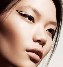 I apply to the top lash line and i find it in the inner corners of my lower lash line. Eyeliner Ideas 8 Alternatives To Cat Eye Makeup Thefashionspot