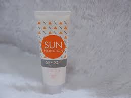 Battle sunscreen lokal emina sun protection vs wardah sunscreen gel putri yustika. Review Emina Sun Protection Spf 30 Sunscreen Brand Lokal Yang Tidak Lengket Di Kulit Beauty Journal