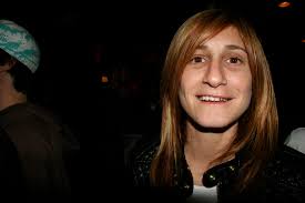 elissa steamer smiles at YOU and is HUNGRY