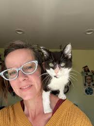 What treatment options are available for a kitten suspected of having FIP?