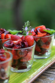 Mon Printemps Est Rouge Salade De Cerises Fraises A L Agastache Menthe Salade De Fraises Menthe Salade Fraise