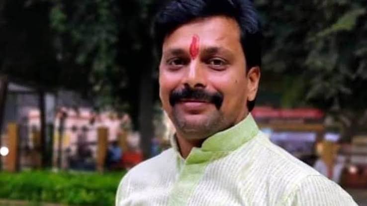 विभिन्न मुद्दों पर मोदी-योगी सरकार पर जमकर बरसे ‘बनारस वाले मिश्रा जी’, अपने तीखे अंदाज से फिर चर्चा में आए हरीश मिश्रा