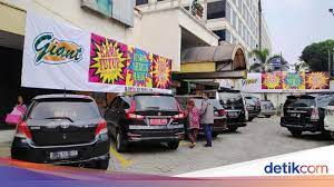 Giant tutup permanen rabu, 26 mei 2021 sebut perusahaan terbaik, ini kisah sedih karyawan giant yang tutup permanen mulai 31 juli 2021. Kabar Supermarket Giant Mau Tutup Bikin Heboh Ini Faktanya
