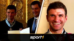This is the official thomas müller instagram account. Thomas Muller Bekommt Verdienstorden Und Verarscht Journalisten Sport1 Youtube