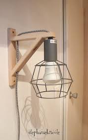 Diy Deco Faire Soi Meme Une Applique Lumineuse Originale Avec Une Equerre Et Une Lampe Baladeuse Stephanie Bricole Diy Deco Diy Lampe De Chevet Idees Pour La Maison