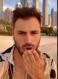 Besos para calentar tu corazón y hacerte sentir especial así como tú me  hiciste especial ❤️🌹