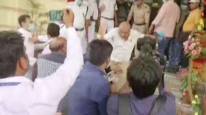 बिहार विधानसभा में हुआ जमकर हंगामा, विधायक बोले- SP ने छाती पर मारा, Photos  - Bihar AajTak
