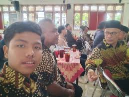 بَارَكَ اللَّهُ لَكَ وَبَارَكَ عَلَيْكَ وَجَمَعَ بَيْنَكُمَا فِي خَيْرٍ.  Arab Latin: Baarakallaahu laka wa baaraka 'alaika wa jama-'a bainakumaa fii  khair. Artinya: Semoga Allah memberi berkah kepadamu dan atasmu, serta  mengumpulkan kamu