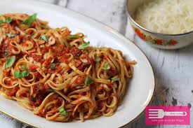 Hi Ihr Lieben Ich Habe Euch Auf Instagram Gefragt Ob Ihr Das Rezept Fur Diese Simple Aber Sehr Leckere Tomate Tomaten Sauce Tomatensauce Lebensmittel Essen