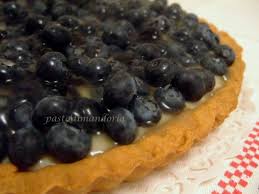 La crostata senza cottura ai mirtilli è perfetta come dessert di fine pasto, per una fresca merenda o per il bruch della domenica. Crostata Di Mirtilli