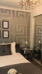 The Versace Large Greek Key Wallpaper In Silver A Grand Statement Wall That Enhances Ul 2020 Yatak Odasi Duvar Kagidi Yatak Odasi Ic Mekan Yatak Odasi Tasarimlari