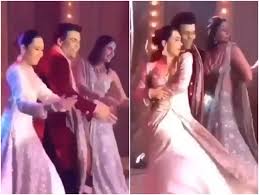 Regis in mumbai, the sisters gave a beautiful performance on 'bole chudiyan'. Watch The Tareefan Won T Stop As Kareena Kapoor Khan Channels Her Poo Vibes On Bole Chudiyan With Karisma Kapoor And Karan Johar At Armaan Jain S Wedding Reception