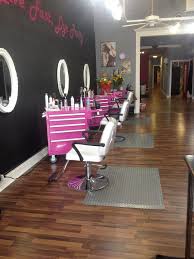 Hair and beauty room by connie. Pared Negra Toques Blancos O Fucsia Salon Suites Decor Beauty Salon Decor Salon Decor