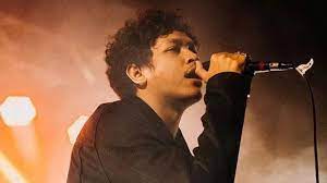 Ini merupakan lagu tentang kenangan akan seseorang yang dekat di masa lalu. 50 Lagu Pop Indonesia Terbaik Dan Populer Terbaru 2021 Jalantikus