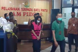 Dari foto yang disematkan, terlihat jaksa pinangki tengah berfoto bersama jacono. Maki Ungkap Bagian Kosong Dalam Dakwaan Jaksa Pinangki
