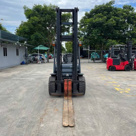 Mua Xe Nâng Cũ Nghĩa Địa Hay Xe "Quay Đầu": Đâu Là Lựa Chọn Khôn Ngoan Cho Doanh Nghiệp?