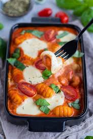 Gnocchi Auflauf Mit Tomatensosse Mozzarella Und Basilikum Meinestube Rezept Lebensmittel Essen Gnocchi Tomaten Mozzarella Auflauf