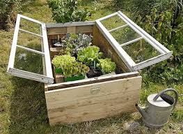 Idee Recup Pour Le Jardin Un Chassis Bricole Avec Une Vieille Fenetre Canteiro De Jardim Elevado Canteiro De Jardim Caixa De Jardim