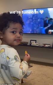 Kylie jenner instagram stormi sleeps in style while hitting the road for her dad's astroworld tour. Kylie Jenner Listens To Daughter Stormi As They Love Following The Kardashians Fr24 News English