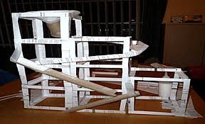 knutselwerkje knikkerbaan van karton van knutselidee nl knikkerbaan knutselen voor kinderen knikkers