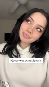 Elizabeth Lomba's Instagram, Twitter & Facebook