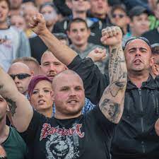 Die gruppe hat regionale verbindungen zu funktionären von. Hooligan Anhanger Hetzen Vor Koln Demo Gegen Muslime Derwesten De